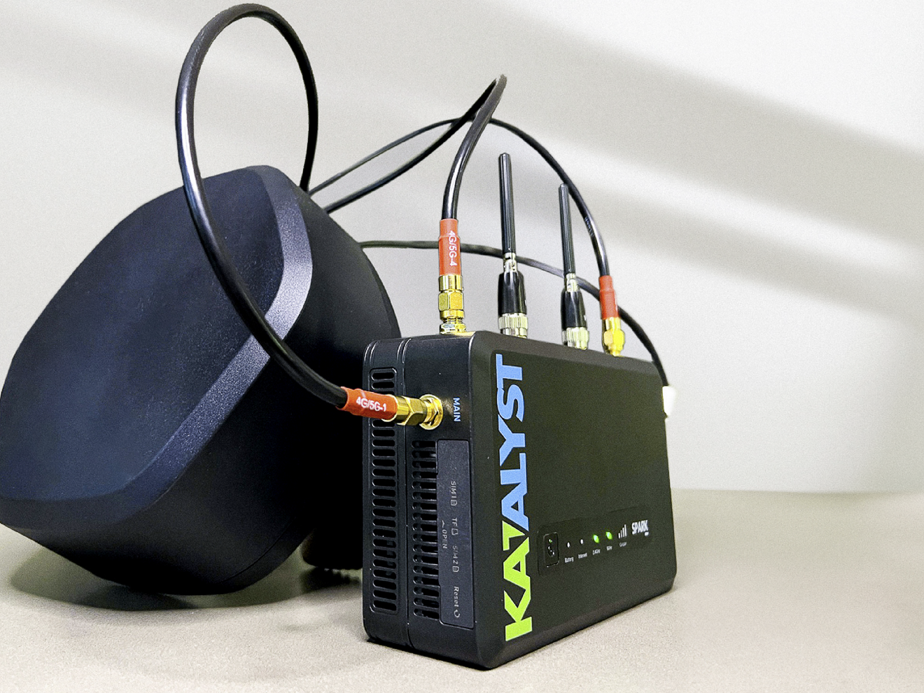Siren ultra-wideband antenna connected to a Katalyst router, available in multiple SKU configurations and installation kits for flexible cellular deployments.